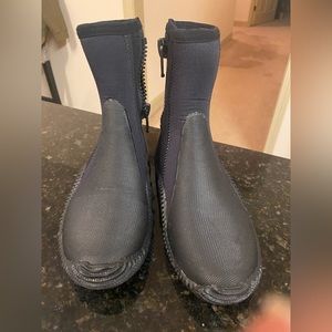 Cressi divers shoes New without box size Men 7 Women8 EU39/40 black zipper sides